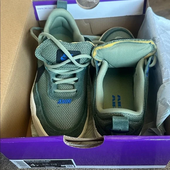 Boys Nike SB Day One shoes
NIB - Picture 4 of 5